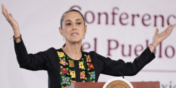 Claudia Sheinbaum habla en una rueda de prensa este viernes. Foto: José Méndez/EFE.