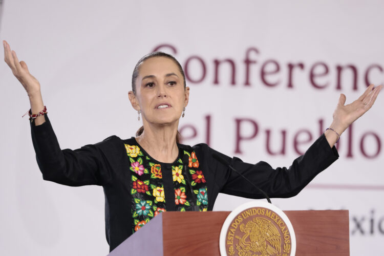 Claudia Sheinbaum habla en una rueda de prensa este viernes. Foto: José Méndez/EFE.