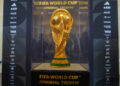 La copa original del Mundial de la FIFA que se exhibió de forma gratuita este lunes en la Torre de la Libertad en Miami. Foto: EFE/ Alberto Boal.