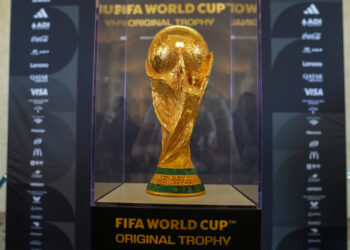 La copa original del Mundial de la FIFA que se exhibió de forma gratuita este lunes en la Torre de la Libertad en Miami. Foto: EFE/ Alberto Boal.