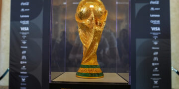 La copa original del Mundial de la FIFA que se exhibió de forma gratuita este lunes en la Torre de la Libertad en Miami. Foto: EFE/ Alberto Boal.