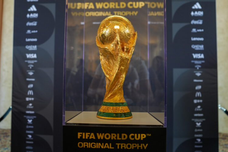 La copa original del Mundial de la FIFA que se exhibió de forma gratuita este lunes en la Torre de la Libertad en Miami. Foto: EFE/ Alberto Boal.