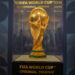 La copa original del Mundial de la FIFA que se exhibió de forma gratuita este lunes en la Torre de la Libertad en Miami. Foto: EFE/ Alberto Boal.