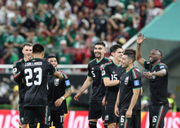 Jugadores de México rcelebran la clasificación a la siguiente fase del Mundial. Foto: Alex Cruz/EFE