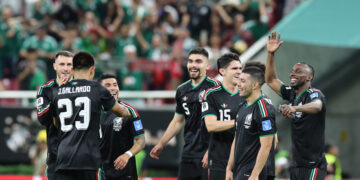 Jugadores de México rcelebran la clasificación a la siguiente fase del Mundial. Foto: Alex Cruz/EFE