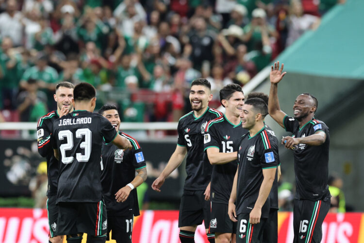 Jugadores de México rcelebran la clasificación a la siguiente fase del Mundial. Foto: Alex Cruz/EFE