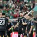 Jugadores de México rcelebran la clasificación a la siguiente fase del Mundial. Foto: Alex Cruz/EFE