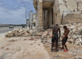Niños organizan ladrillos en La Habana. Foto: Ernesto Mastrascusa/EFE.