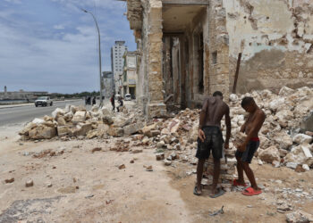 Niños organizan ladrillos en La Habana. Foto: Ernesto Mastrascusa/EFE.