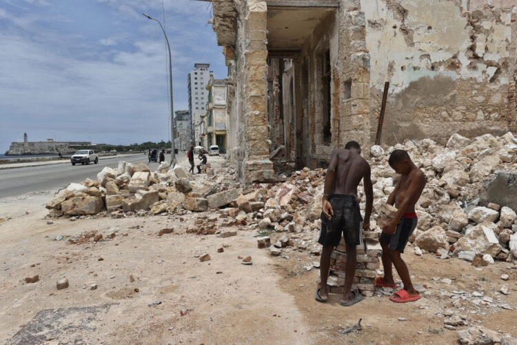 Niños organizan ladrillos en La Habana. Foto: Ernesto Mastrascusa/EFE.