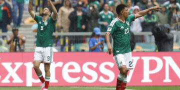 Raúl Jiménez (i) de México celebra un gol junto a Jesús Gallardo este jueves, en un partido del Mundial de la FIFA 2026 entre México y Sudáfrica en el estadio Ciudad de México (México). Foto: Sashenka Gutiérrez/EFE