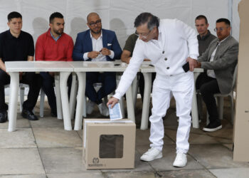 Gustavo Petro vota en Bogotá. Foto: Mauricio Dueñas Castañeda/EFE.