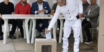 Gustavo Petro vota en Bogotá. Foto: Mauricio Dueñas Castañeda/EFE.