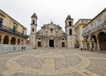 Sin turistas ni locales. La Plaza de la Catedral en La Habana Vieja, prácticamente deshabitada, en una demostración de la profunda crisis que vive el país. Foto: EFE/ Ernesto Mastrascusa.