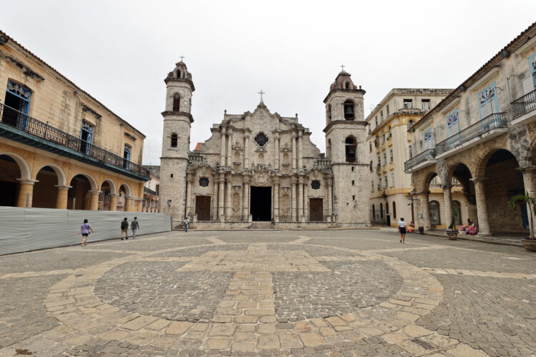 Sin turistas ni locales. La Plaza de la Catedral en La Habana Vieja, prácticamente deshabitada, en una demostración de la profunda crisis que vive el país. Foto: EFE/ Ernesto Mastrascusa.
