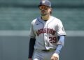 El cubano Raynel Delgado en su debut con los Astros de Houston en la MLB. Foto: @mlbespanol / Instagram.