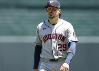 El cubano Raynel Delgado en su debut con los Astros de Houston en la MLB. Foto: @mlbespanol / Instagram.