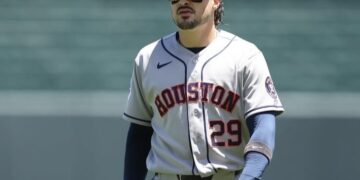 El cubano Raynel Delgado en su debut con los Astros de Houston en la MLB. Foto: @mlbespanol / Instagram.