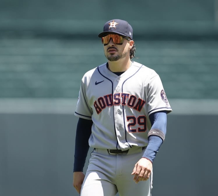 El cubano Raynel Delgado en su debut con los Astros de Houston en la MLB. Foto: @mlbespanol / Instagram.