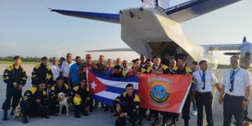 Primer grupo de rescatistas cubanos llegados a Venezuela para incorporarse a las operaciones de búsqueda y salvamento tras los devastadores terremotos. Foto: teleSUR.