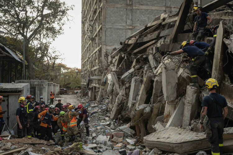 Rescatistas buscan sobrevivientes en Catia La Mar, estado La Guaira, cinco días después de los potentes terremotos ocurridos en Venezuela el 24 de junio de 2026. Foto: Henry Chirinos / EFE.