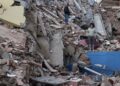 Residentes caminan entre los escombros de edificios derrumbados por los terremotos, en la localidad de Catia La Mar, en el estado costero de La Guaira. Foto: Ronald Pena R./ EFE.