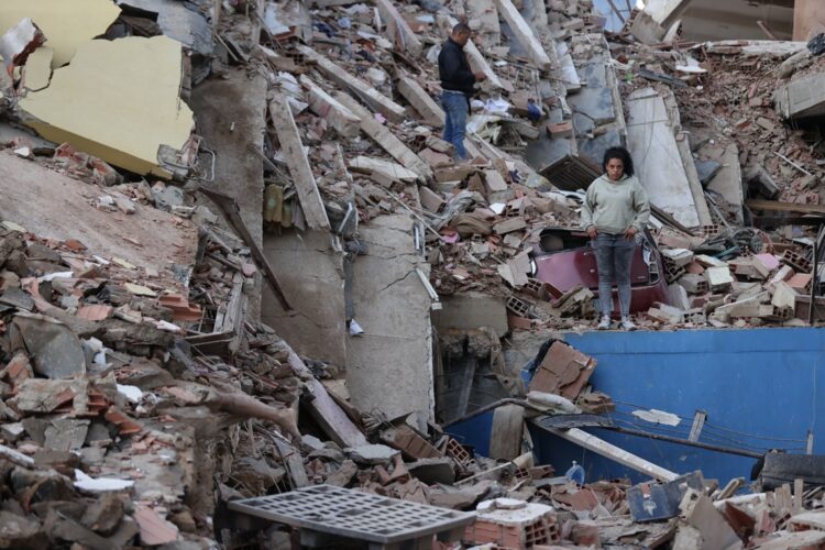 Residentes caminan entre los escombros de edificios derrumbados por los terremotos, en la localidad de Catia La Mar, en el estado costero de La Guaira. Foto: Ronald Pena R./ EFE.