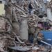 Residentes caminan entre los escombros de edificios derrumbados por los terremotos, en la localidad de Catia La Mar, en el estado costero de La Guaira. Foto: Ronald Pena R./ EFE.