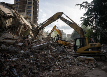 Equipos de rescate trabajan en un edificio afectado por los terremotos ocurridos en Venezuela el 24 de junio de 2026. Foto: Boris Vergara / EFE.