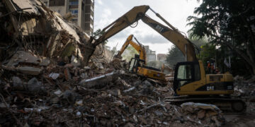 Equipos de rescate trabajan en un edificio afectado por los terremotos ocurridos en Venezuela el 24 de junio de 2026. Foto: Boris Vergara / EFE.