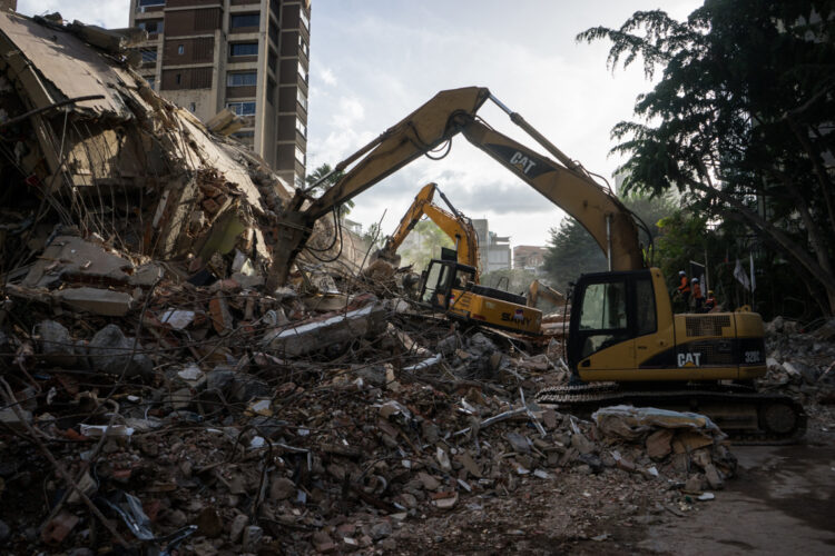 Equipos de rescate trabajan en un edificio afectado por los terremotos ocurridos en Venezuela el 24 de junio de 2026. Foto: Boris Vergara / EFE.
