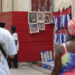 Personas caminando junto a un lugar de venta de artesanías en La Habana. Foto: Ernesto Mastrascusa/ EFE.