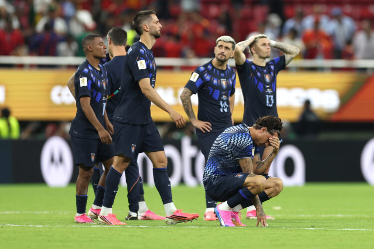 Jugadores de Uruguay frustrados tras la eliminación en la fase de grupos de la Copa Mundial de Fútbol 2026. Foto: Alex Cruz/EFE