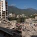 Personas observan los escombros de un edificio este lunes, en La Guaira. Foto:  Ronald Peña R/EFE.