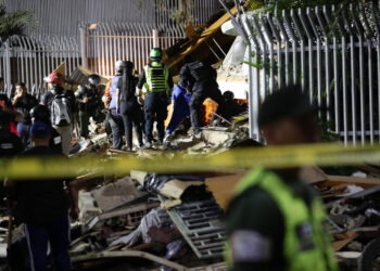 Rescatistas trabajan en la búsqueda de víctimas tras los dos potentes terremotos que sacudieron Venezuela en la noche del 24 de junio de 2026. Foto: Ronald Peña R / EFE.