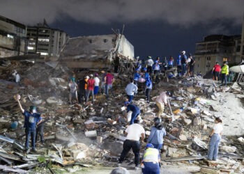 (VENEZUELA), 24/06/2026.- Integrantes de cuerpos de emergencia buscan víctimas este miércoles, luego de dos fuertes terremotos que sacudieron el Caribe venezolano en Caracas (Venezuela). Foto: EFE/ Rayner Peña.