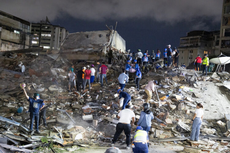 (VENEZUELA), 24/06/2026.- Integrantes de cuerpos de emergencia buscan víctimas este miércoles, luego de dos fuertes terremotos que sacudieron el Caribe venezolano en Caracas (Venezuela). Foto: EFE/ Rayner Peña.