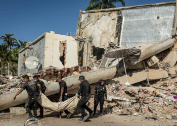 Rescatistas trasladan un cuerpo este sábado, en La Guaira. Foto: Henry Chirinos/EFE.