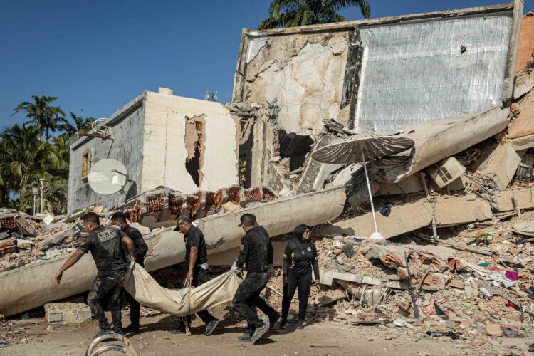 Rescatistas trasladan un cuerpo este sábado, en La Guaira. Foto: Henry Chirinos/EFE.
