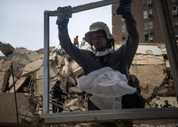 Un voluntario realiza labores de remoción de escombros y rescate este jueves, en el municipio Chacao en Caracas. Foto: Boris Vergara/ EFE.