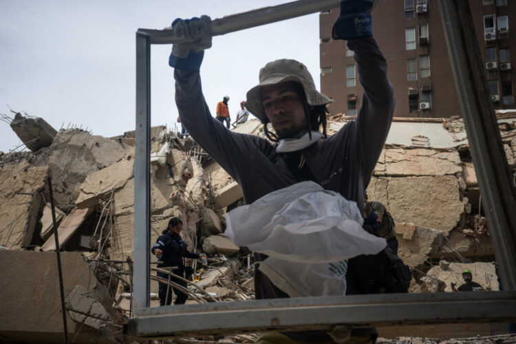 Un voluntario realiza labores de remoción de escombros y rescate este jueves, en el municipio Chacao en Caracas. Foto: Boris Vergara/ EFE.