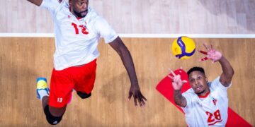 El cubano Robertlandy Simón ataca durante el partido de Cuba contra Estados Unidos correspondiente a la VNL 2026. Foto: Volleyball World / Archivo.