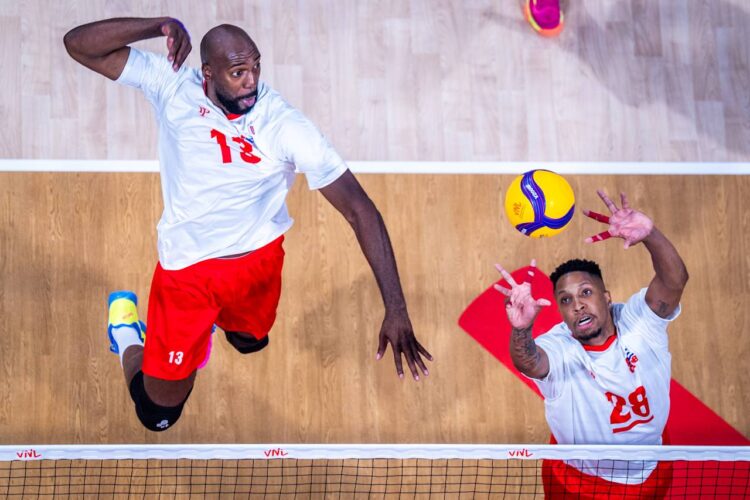 Robertlandy Simón ataca durante el partido contra Estados Unidos correspondiente a la VNL 2026. Foto: Volleyball World
