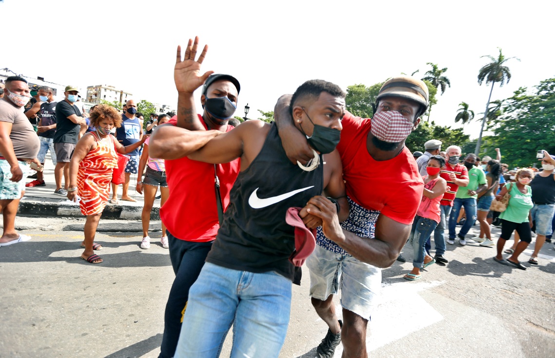 Fotografía de archivo del 11 de julio de 2021 de un hombre siendo detenido durante una manifestación en La Habana durante las mayores manifestaciones contra el Gobierno en décadas. Foto: Ernesto Mastrascusa / EFE / Archivo.