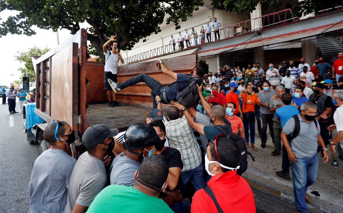 Fotografía de archivo del 11 de julio de 2021 de un grupo de manifestantes siendo montados en un camión frente al Instituto de Radio y Televisión (ICRT), en La Habana, durante las mayores manifestaciones contra el Gobierno en décadas. Foto: Ernesto Mastrascusa / EFE / Archivo.