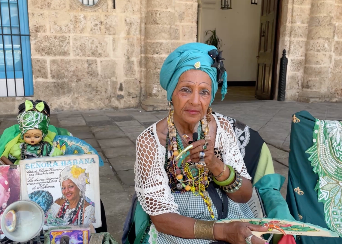 Adelaida has been reading cards in Old Havana for over 30 years and asserts that “this is the lowest point of all.” Photo: Lied Lorain. 
