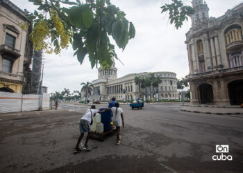 Una familia carga agua desde un lugar distante en La Habana. Foto: Otmaro Rodríguez.