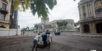 Una familia carga agua desde un lugar distante en La Habana. Foto: Otmaro Rodríguez.