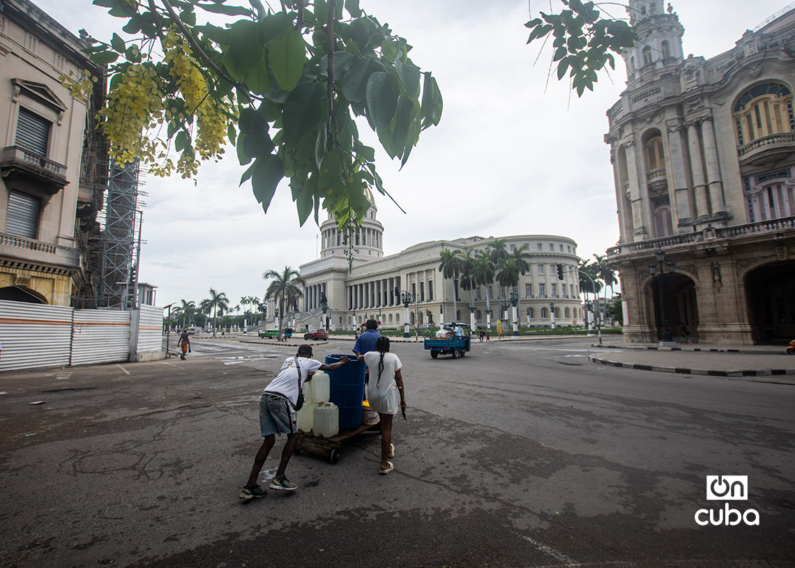 Una familia carga agua desde un lugar distante en La Habana. Foto: Otmaro Rodríguez.