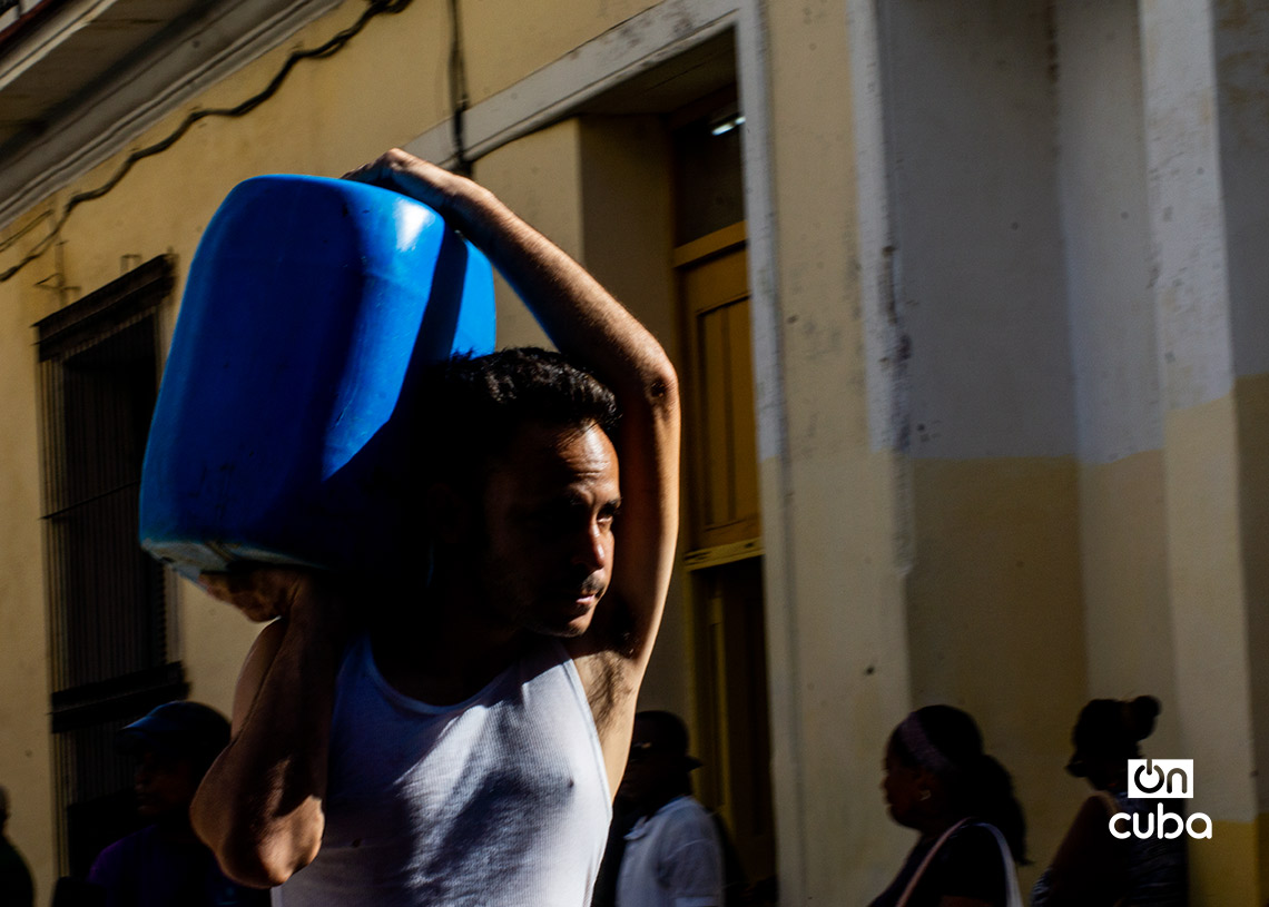 La escasez de agua golpea a millones de cubanos, a cinco años de las protestas de julio de 2021. Foto: Otmaro Rodríguez.